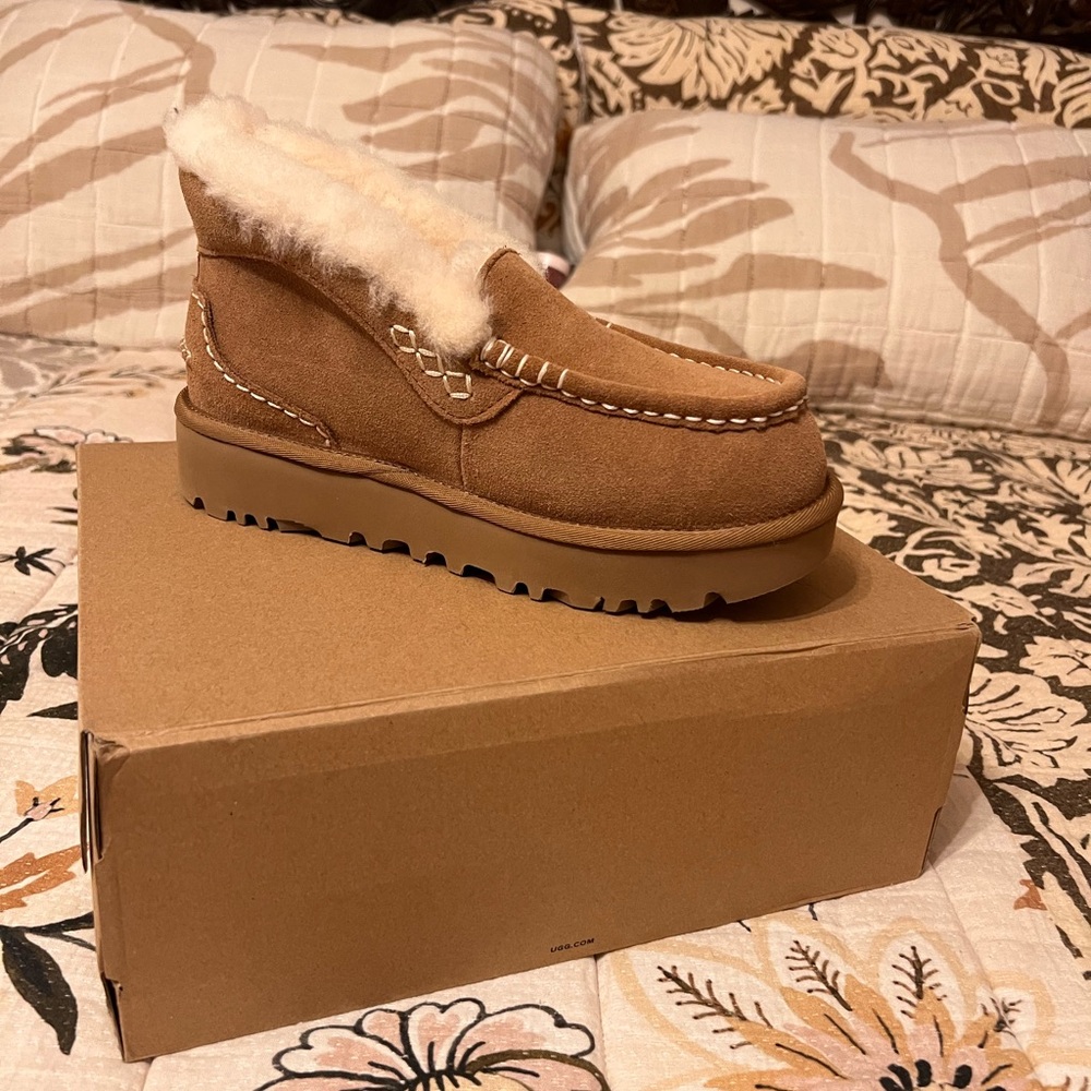 UGG Tan Ankle Boots with Cream Fur Lining